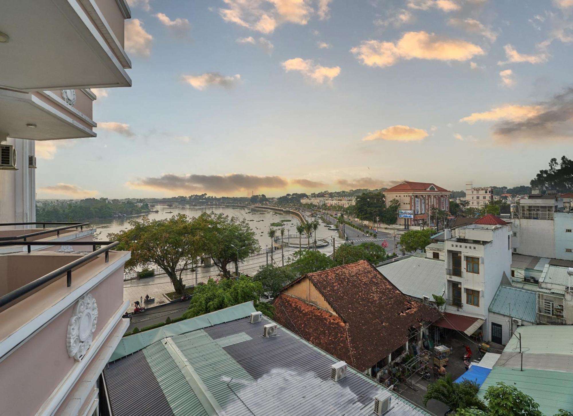 Bcons Riverside Hotel Binh Duong Thu Dau Mot Exterior foto
